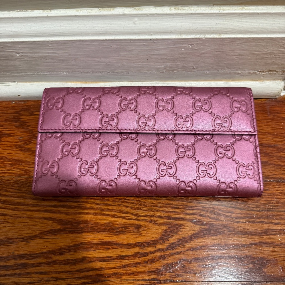 Gucci Pink Metallic Embossed Wallet - Picture 2 of 15